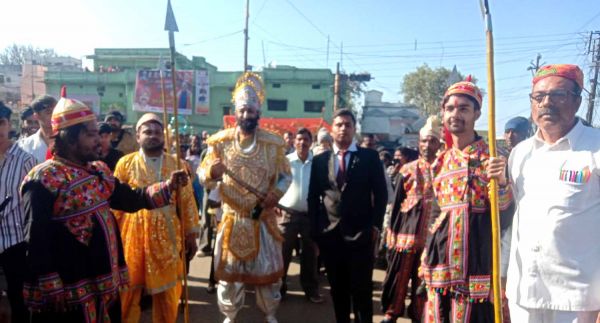 विदा वर्ष को खुशनुमा मनाने मनेन्द्रगढ़ की धरा पर उतरा बहुरूपियों का संसार