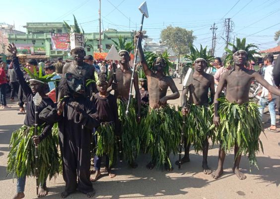 विदा वर्ष को खुशनुमा मनाने मनेन्द्रगढ़ की धरा पर उतरा बहुरूपियों का संसार