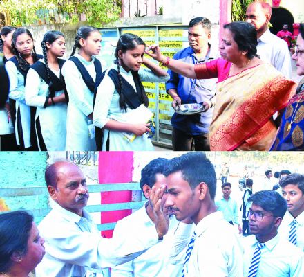 परीक्षा से पहले तिलक लगाकर बच्चों का स्वागत