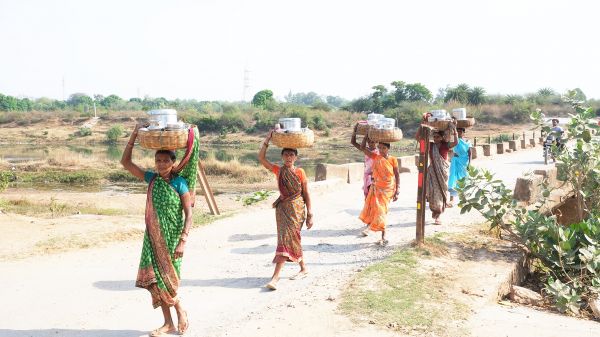 जगदलपुर की जीवन दायिनी इंद्रावती नदी के पार गांव आसना से कुछ महिलाओं की टोली अपने सिर पर बांस की टोकरी में अल्युमिनियम की गंजी पर एक लाईन से जगदलपुर के पुराने पुल से शहर की ओर आ रही हैं, पूछने पर बताया कि वे दही बेचने जा रही हैं। दाम 80 रुपए किलो है। बढ़ती गर्मी को देखते हुए दही की अधिक मांग शहरों में रहती है। इसे बेचकर अपने परिवार की आर्थिक आय बढ़ती हंै। तस्वीर / ‘छत्तीसगढ़’ / विमल मिंज