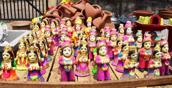 बाजार में पुतरी-पुतरा