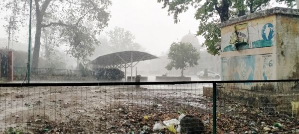 गुरुवार दोपहर बाद अचानक गरज चमक के साथ जोरदार बारिश हुई