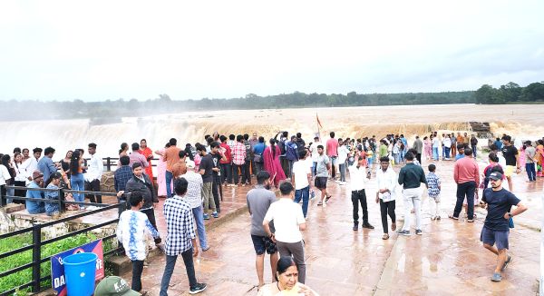 प्राकृतिक सुंदरता और आकर्षक दृश्यों के लिए प्रसिद्ध चित्रकोट जलप्रपात