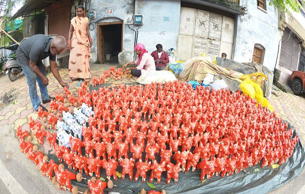 आज प्रदेश में पोला पर्व है। यह भादो माह की अमावस्या तिथि को मनाया जाता है। इस दिन बैलों का श्रृंगार कर उनकी पूजा की जाती है। बच्चे मिट्टी के बैल चलाते हैं। इस दिन बैल दौड़ का भी आयोजन किया जाता है। और इस दिन में बैलों से कोई काम भी नहीं कराया जाता है। बाजार में जगह-जगह मिट्टी के बैल और खिलौने बेचने के लिए सजाए गए हैं। तस्वीर / ‘छत्तीसगढ़’ 
