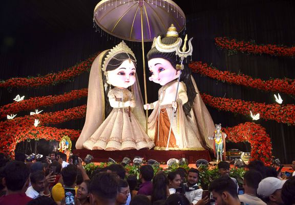 सिंधु युवा एकता समिति द्वारा लाखेनगर चौक में स्थापित गणेश प्रतिमा राजधानी में आकर्षण का केंद्र बना हुआ है। जहां श्रीगणेश को शिव पार्वती स्वरूप में प्रस्तुत किया गया है। इसमें खास बात यह भी है कि दोनों ही प्रतिमाओं की आंखें खुलती बंद होती हैं। इस दौरान आकर्षण और बढ़ जाता है। 24 फीट ऊंची इन प्रतिमाओं को औंधी गांव के मूर्तिकारों ने दो माह में स्वरूप दिया है। तस्वीर / ‘छत्तीसगढ़’ 