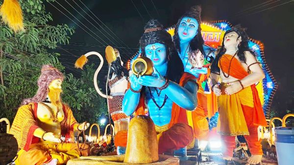 हर साल राजनांदगांव में गणेशोत्सव के आखिरी दिन झांकियों का नजारा ऐतिहासिक होता है। पौराणिक गाथाओं और लोक संदेशों से जुड़ी झांकियों को देखने के लिए रातभर हजारों की संख्या में लोगों की भीड़ उमड़ी रही। झांकियों ने भक्तों का मन मोहा।  तस्वीर / ‘छत्तीसगढ़’ / अभिषेक यादव