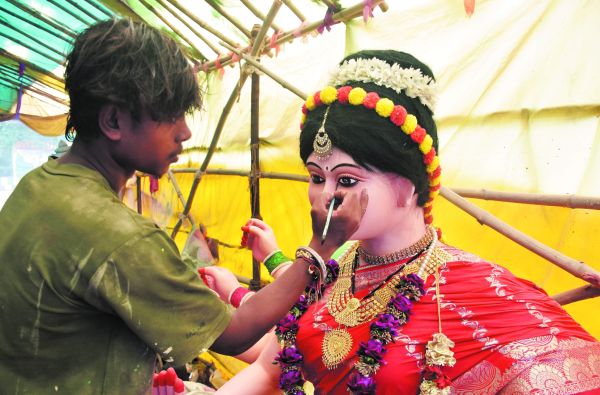 क्वांर नवरात्र सोमवार से शुरू हो रहे हैं। इस दौरान शहर के कई सार्वजनिक उत्सव समितियां मां दुर्गा की प्रतिमाएं स्थापित करेंगी। मूर्तिकार मां की प्रतिमाओं को अंतिम आकार और श्रृंगार दे रहे हैं। तस्वीर / ‘छत्तीसगढ़’ 