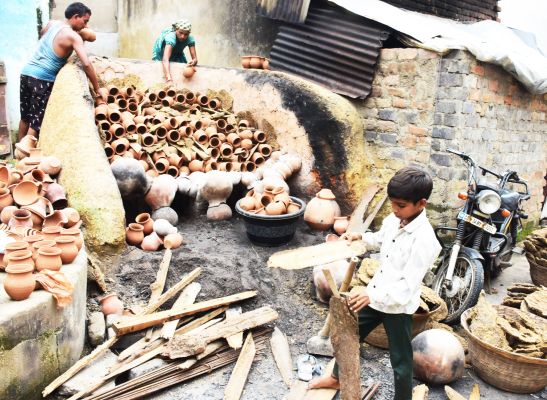 घरों में रौशनी फैलाने कुम्हार मिट्टी के साथ अपने-आपको भी भ_ी में तपा रहे हैं। रायपुरा का यह परिवार इन दिनों दीए, ग्वालिन की प्रतिमाएं बनाने में व्यस्त है। इनकी मेहनत की कीमत हमारे लिए यह होगी कि अमेजन, फ्लिपकार्ट जैसे आनलाइन शापिंग साइट से न खरीदें। और  इनसे  बिना मोल भाव किए खरीददारी की जाए। ताकि इस दीपावली इनके घर भी खुशियों से रौशन हो। तस्वीर / ‘छत्तीसगढ़’
