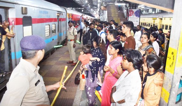 छठ पूजा के लिए बिहार पूर्वांचल झारखंड के मूल निवासियों का गृह नगर जाने का सिलसिला जारी है। इससे रेलवे स्टेशन में भीड़ की रेलमपेल है। रेलवे तीन विशेष छठ पूजा ट्रेन भी चला रहा है। प्लेटफार्म पर भीड़ को नियंत्रित करने रेल प्रशासन कई एहतियात बरत रहा है।  रेलवे पुलिस कर्मी, ट्रेन के पूरी तरह रूकने पर ही बोगियों में चढऩे देते हैं। ताकि किसी भी अनहोनी को रोका जा सके। तस्वीर / ‘छत्तीसगढ़’ 