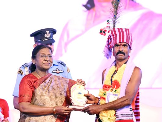 राष्ट्रपति द्रौपदी मुर्मू आज अंबिकापुर में जनजातीय गौरव दिवस समारोह में शामिल हुईं। इस अवसर की तस्वीरें: ---