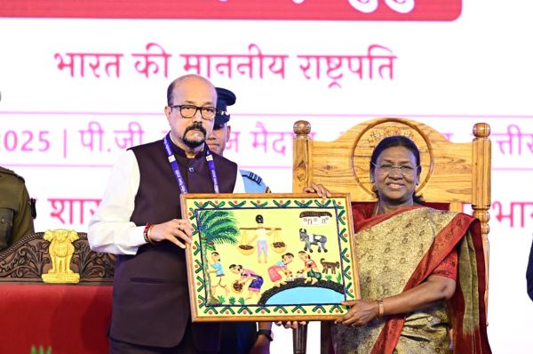 राष्ट्रपति द्रौपदी मुर्मू आज अंबिकापुर में जनजातीय गौरव दिवस समारोह में शामिल हुईं। इस अवसर की तस्वीरें: ---