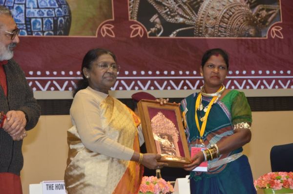 नई दिल्ली के विज्ञान भवन में छत्तीसगढ़ की शिल्पकार  हीराबाई झरेका बघेल को आज धातुकला में उत्कृष्ट योगदान के लिए राष्ट्रपति द्रौपदी मुर्मू ने राष्ट्रीय हस्तशिल्प पुरस्कार से सम्मानित किया।