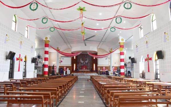 25 दिसंबर क्रिसमस पर्व के मौके पर मिड नाईट प्रेयर के लिए राजधानी के चर्च में मसीही समाज की तैयारियां चल रहीं हैं। सिविल लाईन स्थित चर्च की तस्वीर। तस्वीर / ‘छत्तीसगढ़’