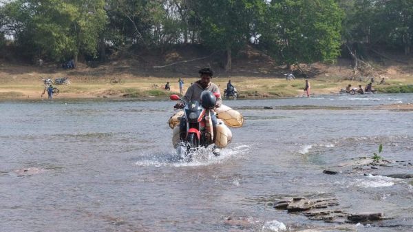 जगदलपुर से चित्रकोट जाने वाले रास्ते में करंजी के पास से इंद्रावती नदी गुजरती है। पानी का बहाव कम होने पर नदी के उस पार वाले गांव के लोग पैदल या मोटर सायकल से नदी पार कर शहर के लिए आते हैं। स्थानीय लोग यहांं छिंद का रस निकालकर उसे बड़े-बड़े प्लास्टिक के ब्लाडर में भरकर अपनी मोटर सायकल से बेचने शहर आते हैं। जो इनकी आमदनी का मुख्य स्रोत है। तस्वीर / ‘छत्तीसगढ़’ / विमल मिंज