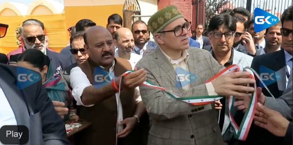 जम्मू-कश्मीर के मुख्यमंत्री उमर अब्दुल्ला कहीं उद्घाटन के लिए गए थे, वहाँ काटने के लिए जो फीता लगा था वह तिरंगा था। उमर ने तिरंगे को काटने से मना कर दिया और उसे करीने से फोल्ड करने को कहा। खड़े रहकर उसे खुलवाया, और ठीक से लपेटवाया। कैंची धारी रह गई।