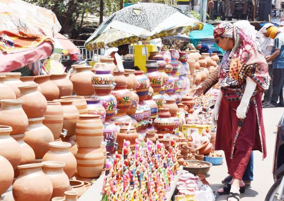 प्रदेश के सनातनी अक्षय तृतीया मना रहे हैं। इसके साथ ही आज से शुभ कार्यों की इस वर्ष इसका शुभ मुहूर्त दो दिवसीय है। तृतीया का मुहूर्त सोमवार सुबह 10.30 बजे तक है। इस दौरान छत्तीसगढ़ में आज के दिन बच्चों के बीच गुड्डे गुडिय़ों के विवाह की भी परंपरा है। इसके लिए बाजार में गुड्डे-गुडियों के पुतले खरीदें जा रहे हैं और जल से भरे पात्र का दान विशेष फलदायी माना गया है। तस्वीर / ‘छत्तीसगढ़’ 