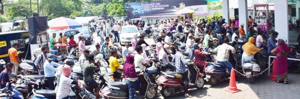 राजधानी में दूसरे दिन भी पेट्रोल-डीजल का संकट देखने को मिल रहा है। वहीं  सरगुजा, महासमुंद सुकमा , दंतेवाड़ा और अन्य जिलों से भी यही खबरें मिल रही हैं। रायपुर कलेक्टर गौरव सिंह ने स्थिति की समीक्षा के लिए पेट्रोलियम कंपनियों के स्थानीय अफसरों की बैठक बुलाई है। तस्वीर / ‘छत्तीसगढ़’