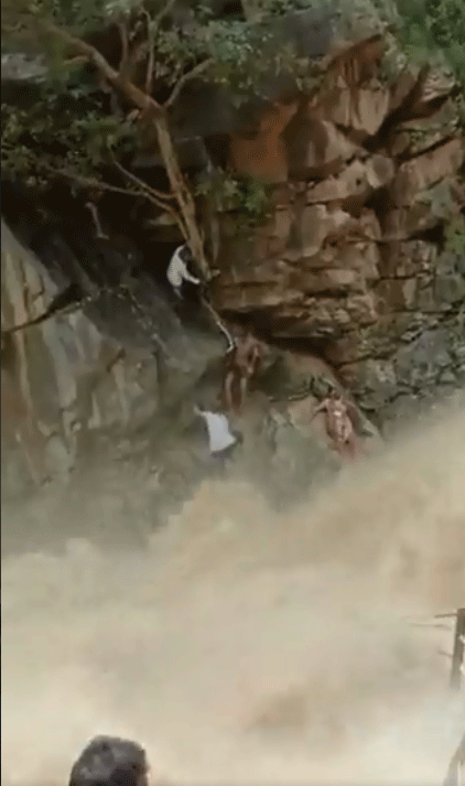wow video : तमिलनाडु के सलेम जिले में अनाईवारी जलप्रपात में फंसी एक महिला और उसके छोटे बच्चे को बचाने के लिए वन कर्मचारी जान पर खेलते हुए ! 