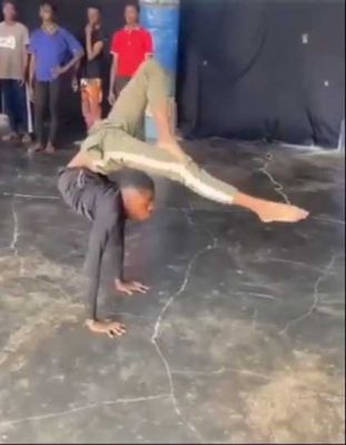 WOW VIDEO : सब लोग हाड़-मांस के बने होते हैं, लेकिन उनमें से कुछ रबर के बने होते हैं...